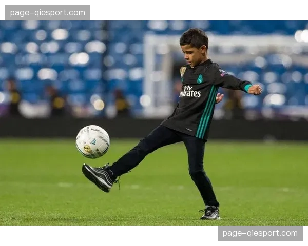 C罗儿子迷你罗试训皇马,15岁新星能否继承父亲7号球衣 C罗儿子迷你罗试训皇马,15岁新星能否继承父亲7号球衣